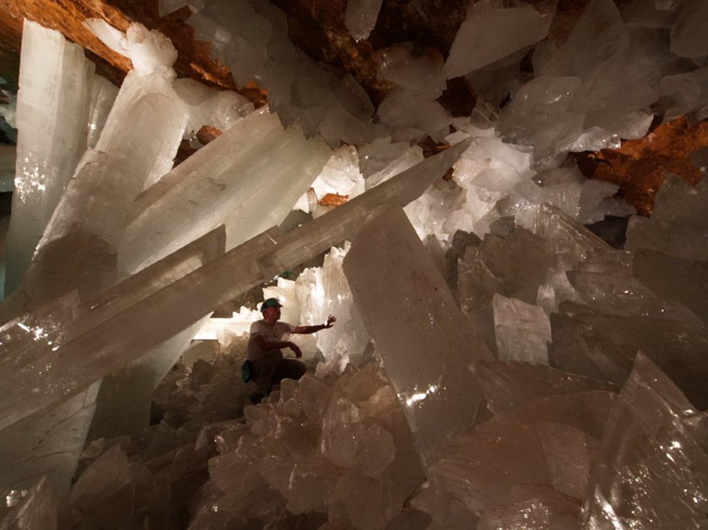 cueva de cristales gigantes investigador