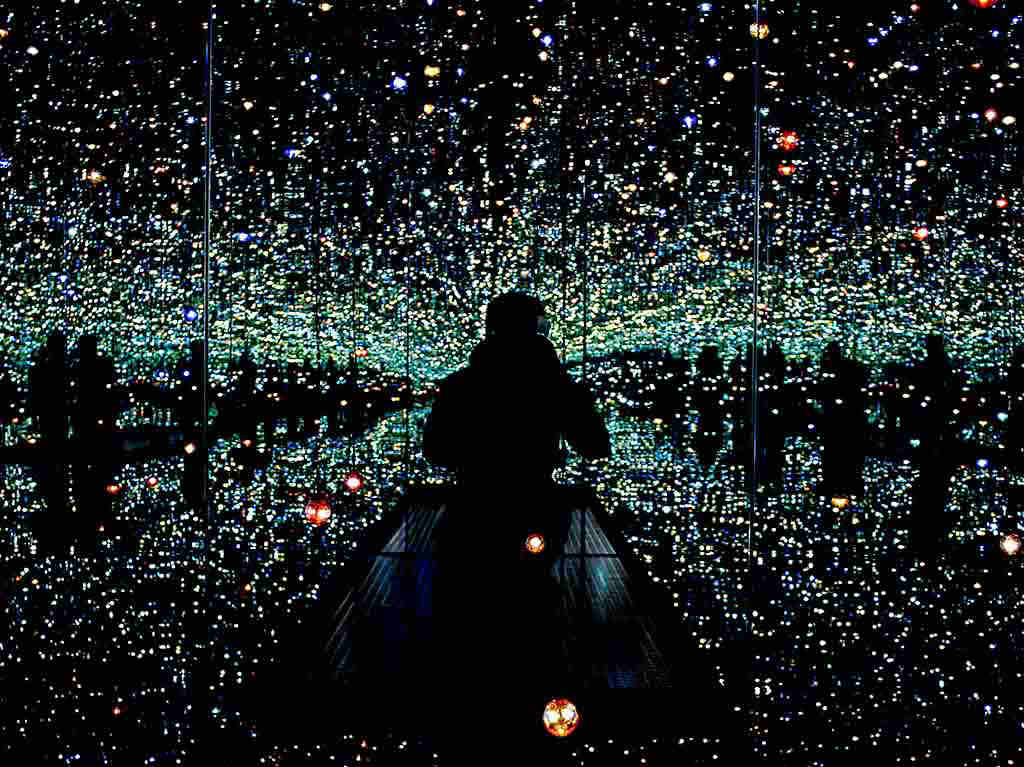 Disfruta de la experiencia virtual de las “Infinity Rooms” de Yayoi Kusama