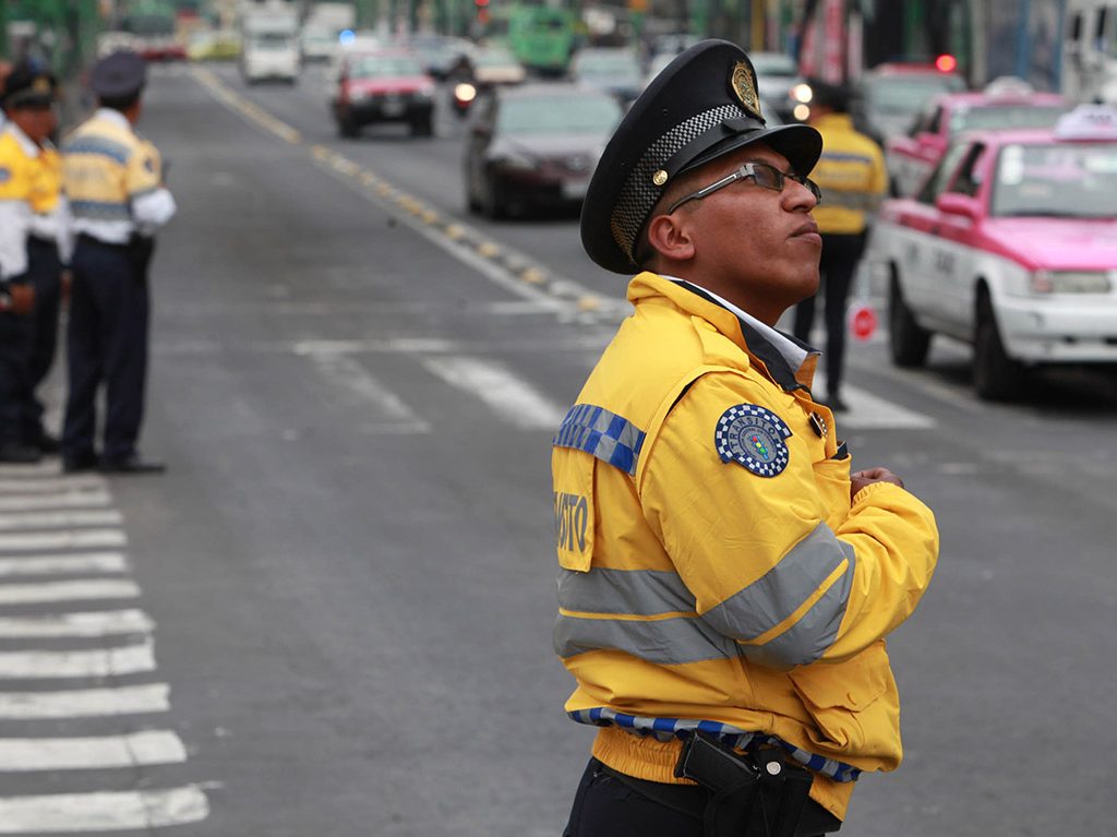 licencia o tarjeta de circulación policía de tránsito