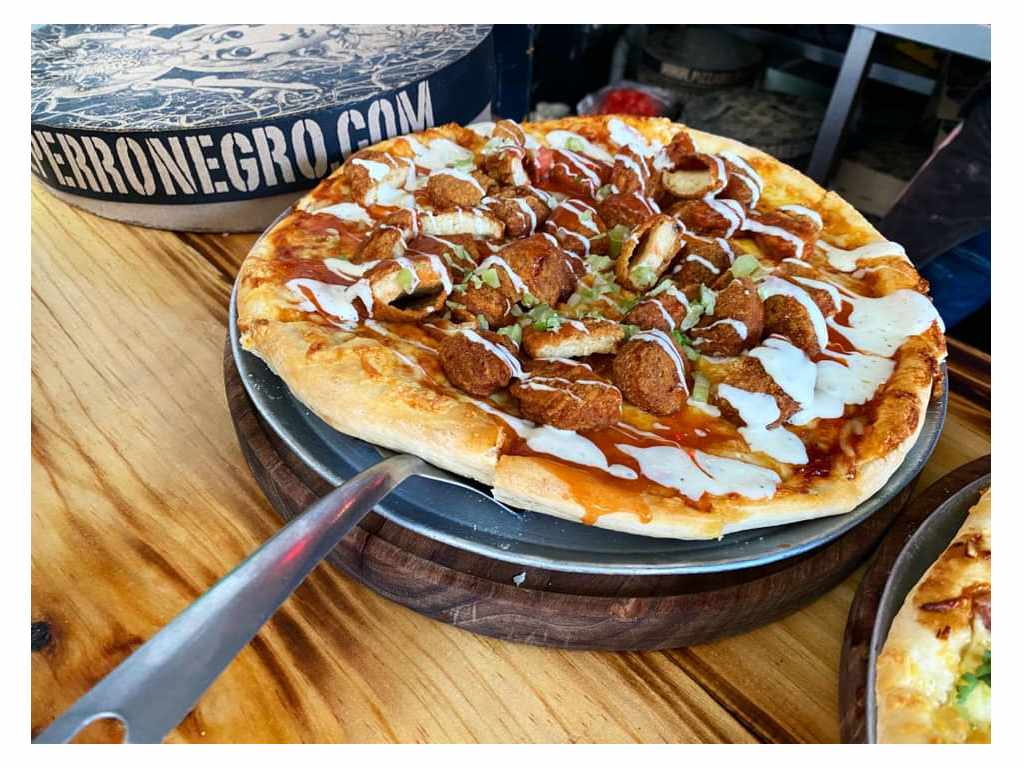 Pizza del Perro Negro regala comidas carne