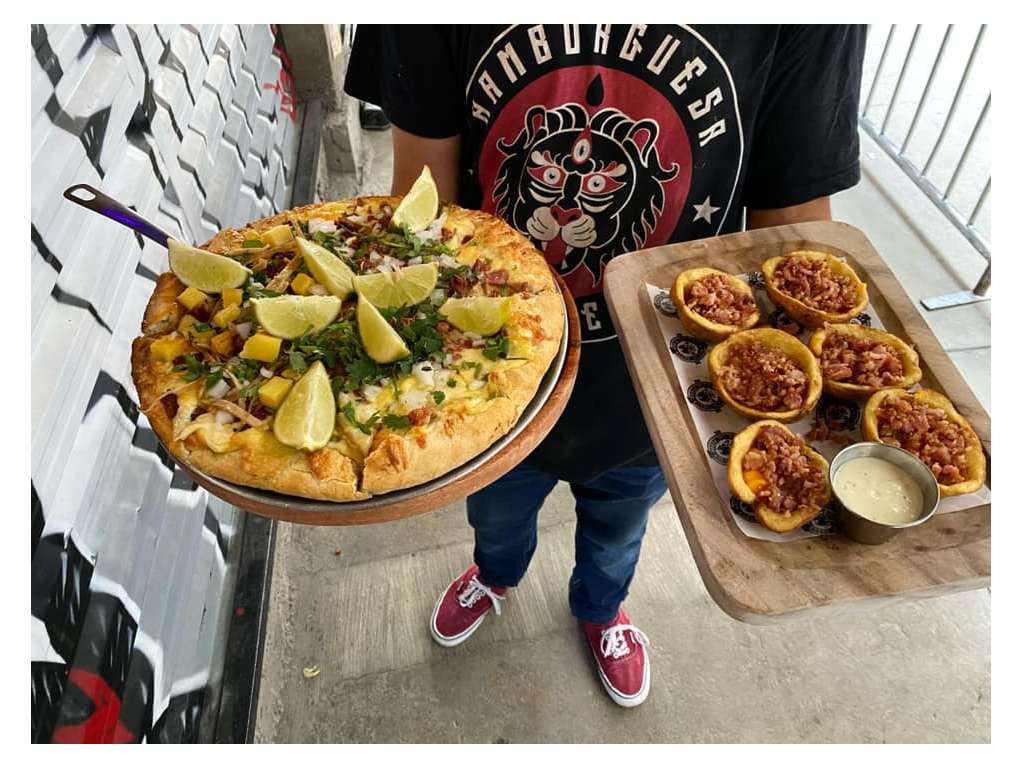 Pizza del Perro Negro regala comidas orden