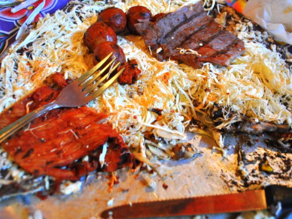 tlayudas chorizo y carne