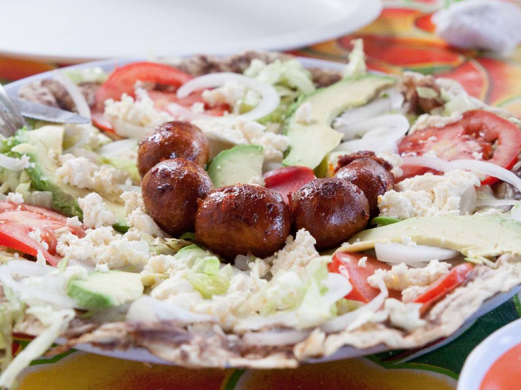 tlayudas con chorizo