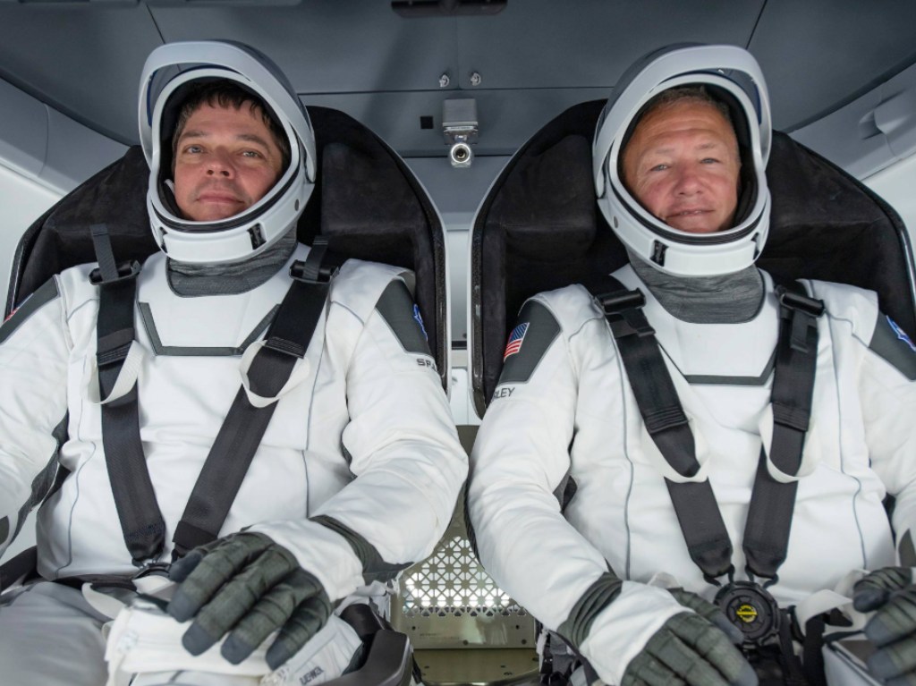 astronautas-del-crew-dragon-de-spaex-y-la-nasa