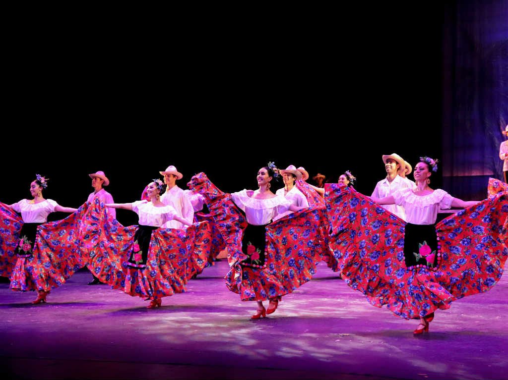 Ballet de Amalia Hernández en línea faldas