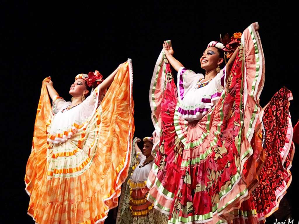 Disfruta la funcion del Ballet de Amalia Hernández en línea