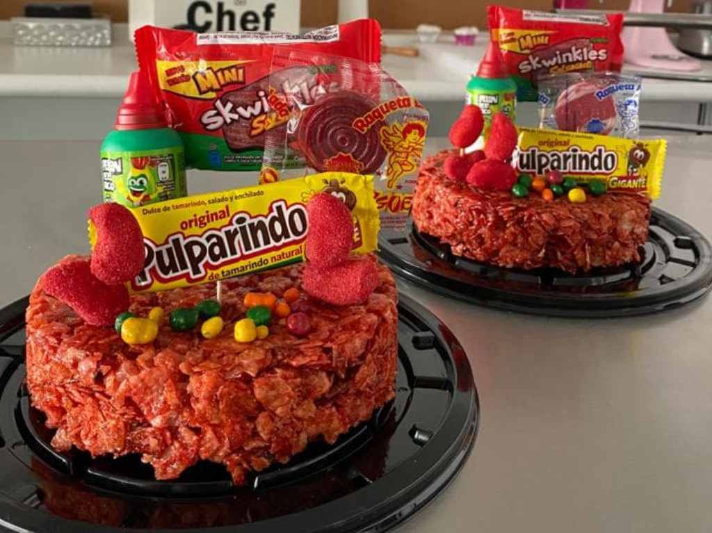 ¿Antojo de algo picoso? Prueba este delicioso pastel de papitas con chamoy