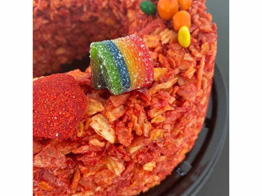 ¿Antojo de algo picoso? Prueba este delicioso pastel de papitas con chamoy 0