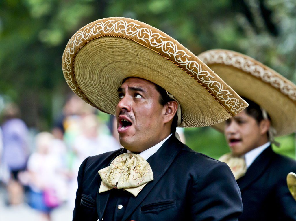 Regalan serenatas virtuales por el Día de las Madres