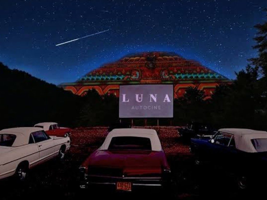 Autocinema en las Pirámides de Teotihuacán coches