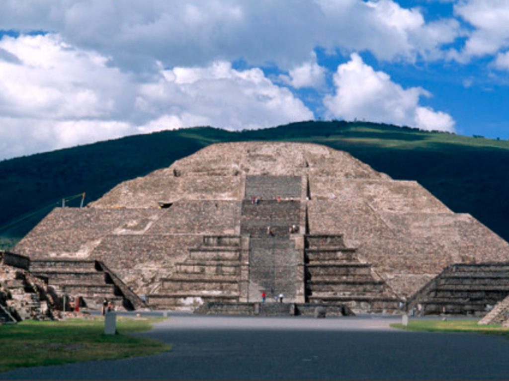 Autocinema en las Pirámides de Teotihuacán luna