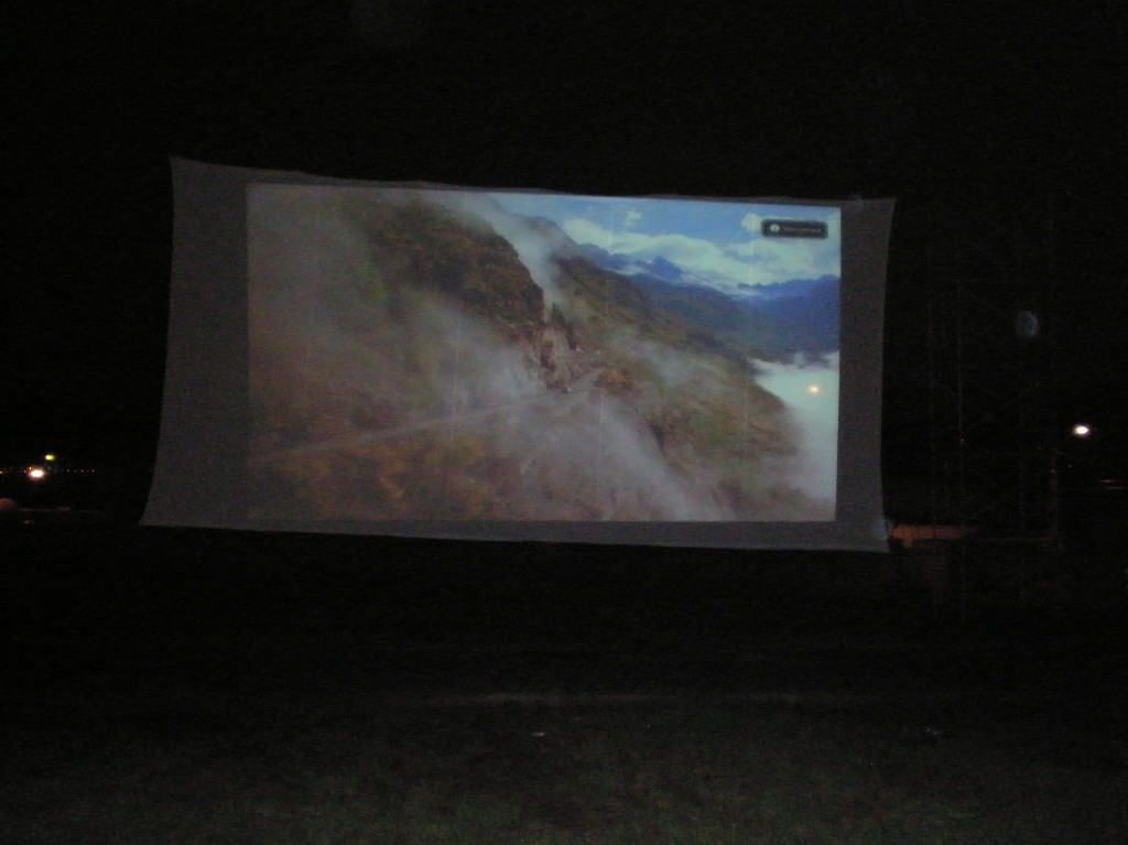 Autocinema en las Pirámides de Teotihuacán pantalla