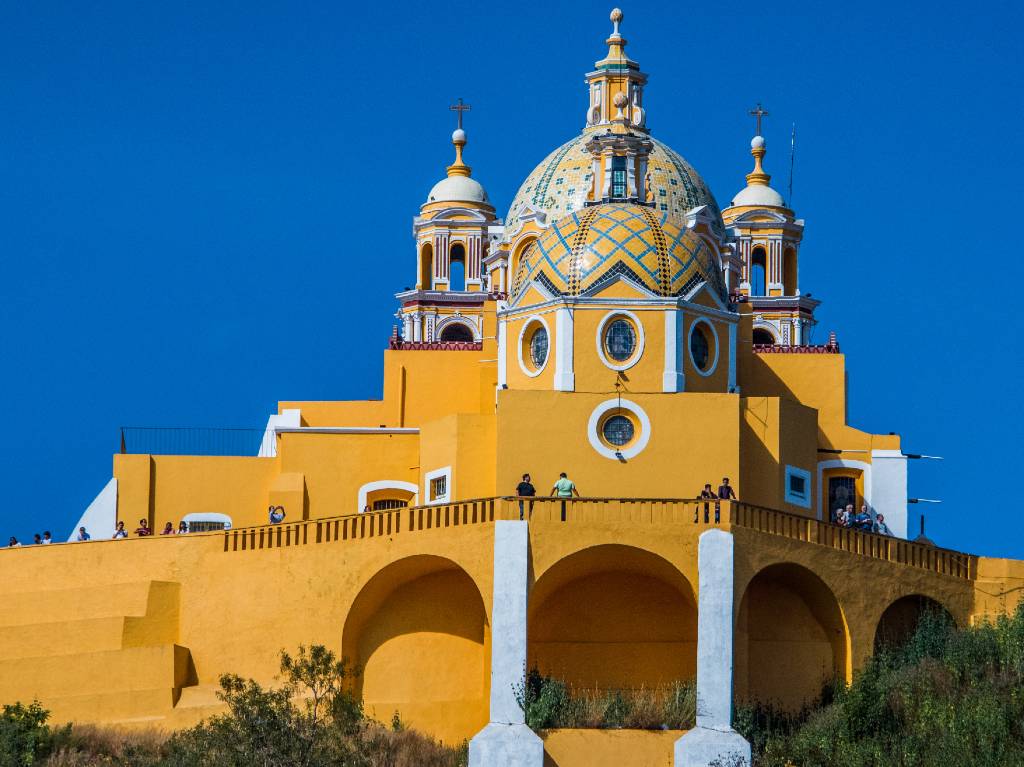 la pirámide más grande del mundo iglesia