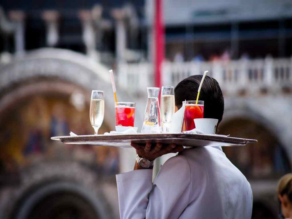 Profeco: ¿Es obligatoria la propina en restaurantes y bares?