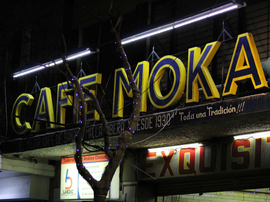 Moka: el diminuto café de 90 años que sobrevive a la pandemia
