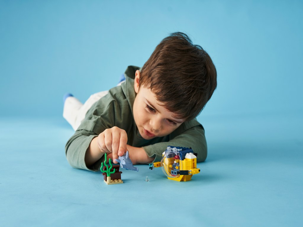 Niño jugando Lego