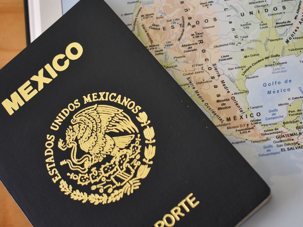 Reanudan emisión de pasaportes en México