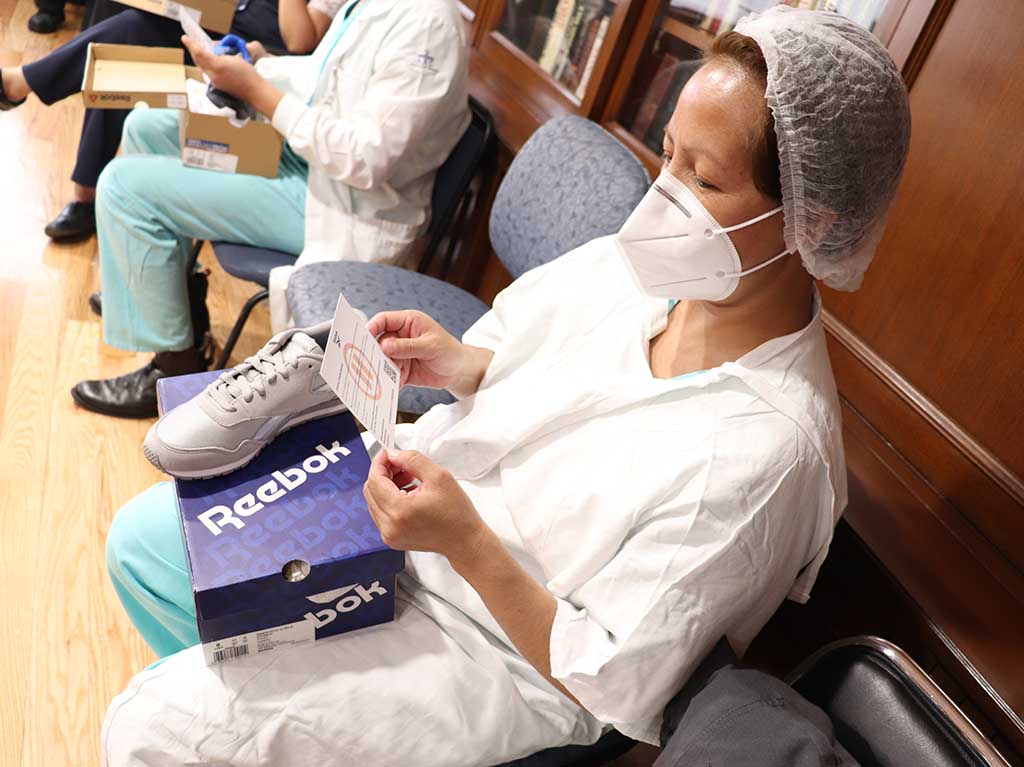 Reebok dona mil pares a trabajadores de la salud