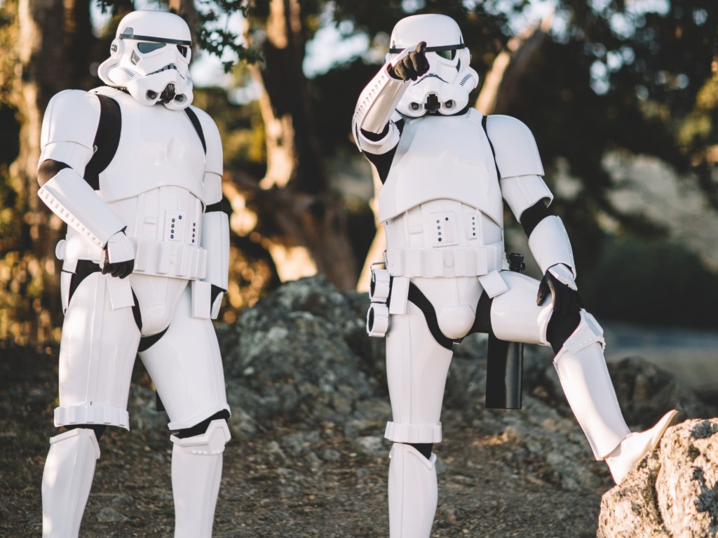 Stormtroopers cuidan la sana distancia en Disney