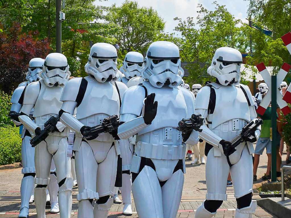 Stormtroopers vigilan distanciamiento social en Disney