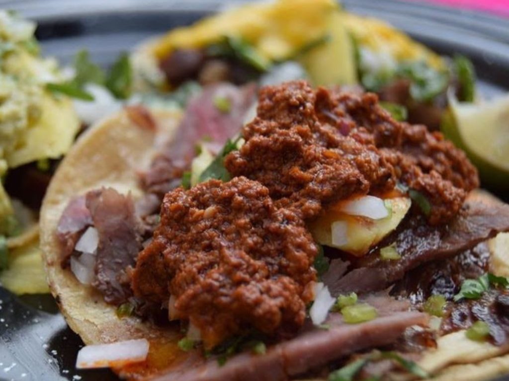 La Sirloinería taco con salsa