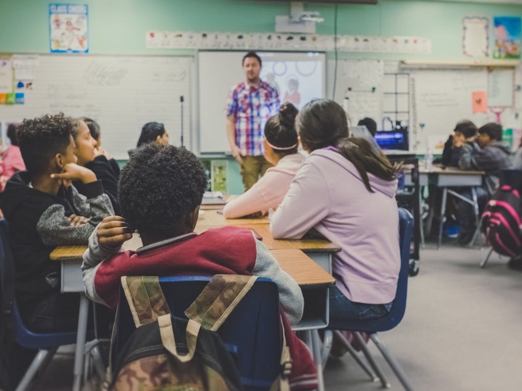 Modelo híbrido con clases a distancia y presenciales