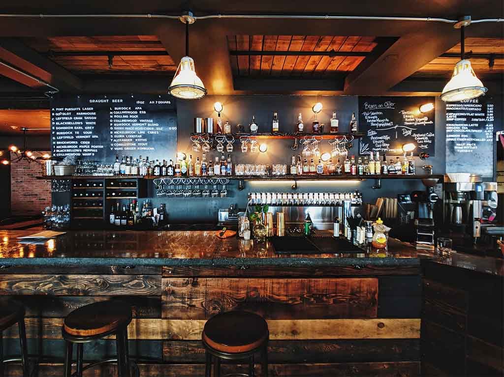 Restaurantes y bares reabrirán como restaurantes