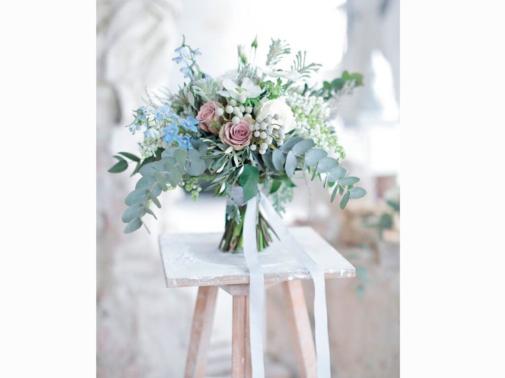 bancos-altos-con-flores-flores-artificiales-rosedal