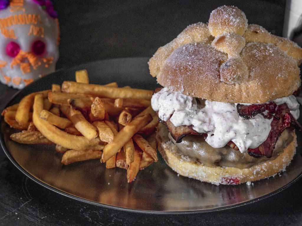 Bacon Bar tiene la hamburguesa de pan de muerto y tocino ¡Que deli!