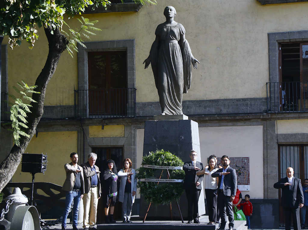 leona-vicario-aniversario-estatua