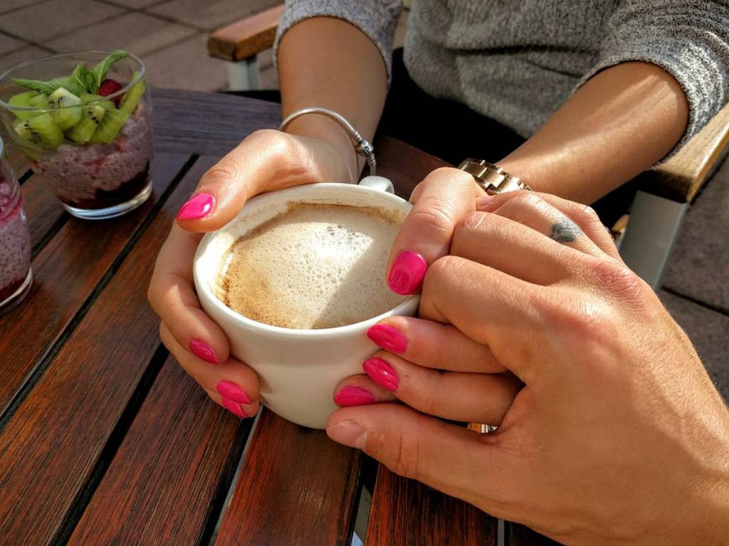 lugares-romanticos-al-aire-libre-manos