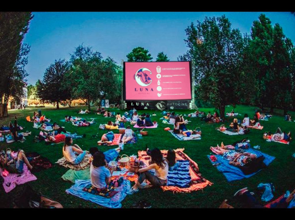 Cine bajo las estrellas en LUNA Autocine