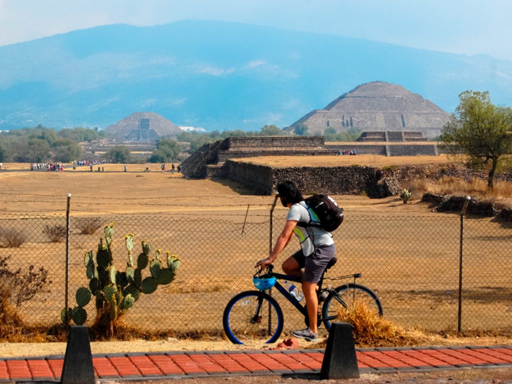 Cine bajo las estrellas en LUNA Autocine: rodada en bicicleta por Teotihuacán