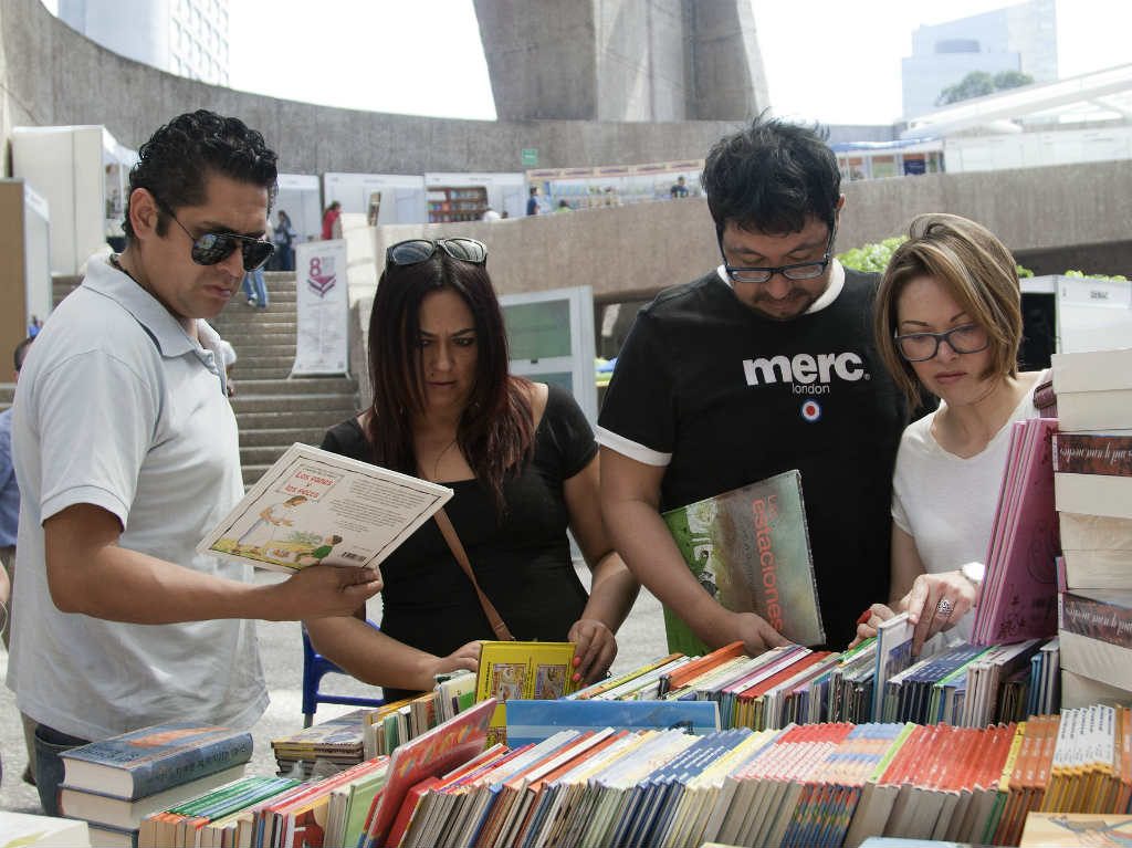 fce regala libros hechos con dinero de la subasta