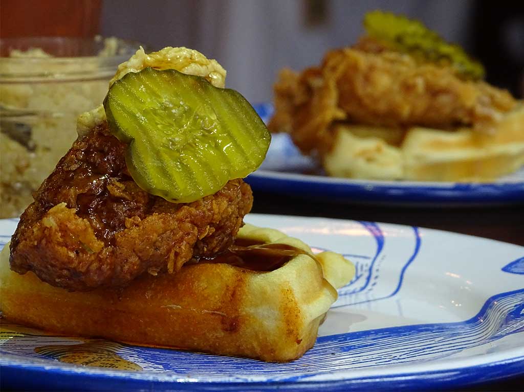 El mejor pollo frito estilo Nashville, Tennessee está en la Condesa 1