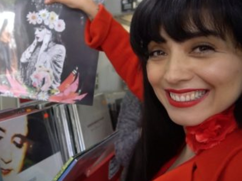 Mon Laferte abrió galería entrevista