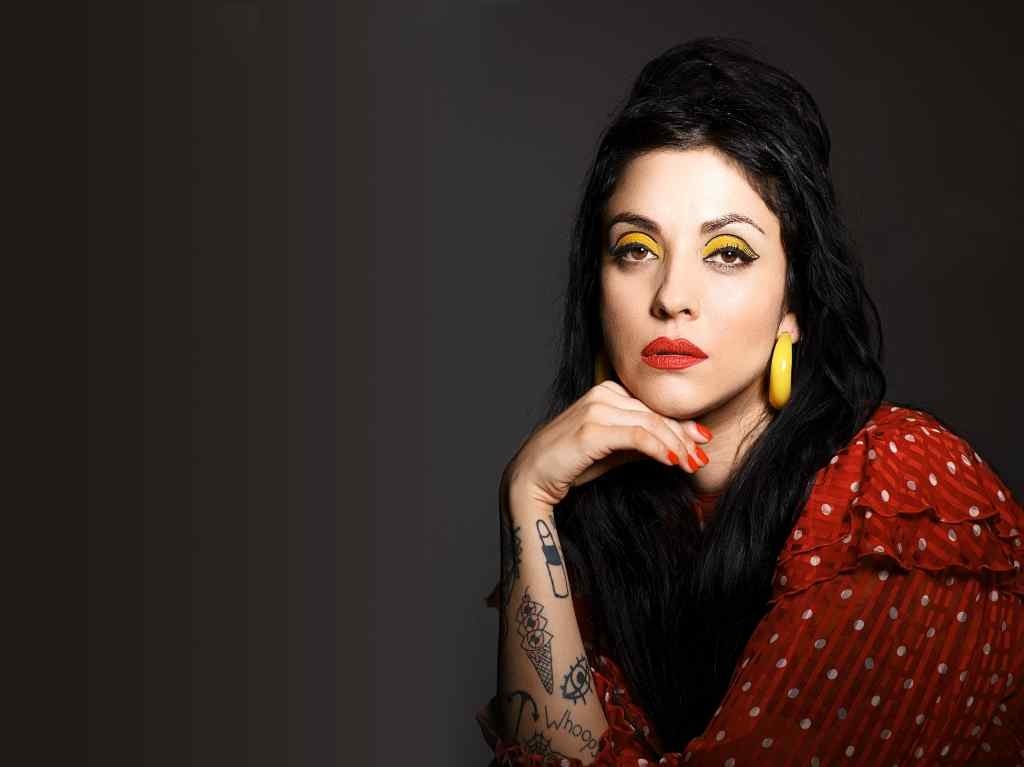 Mon Laferte abrió galería pinturas