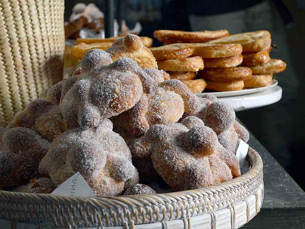 Panio y su pan de muerto de San Miguel de Allende