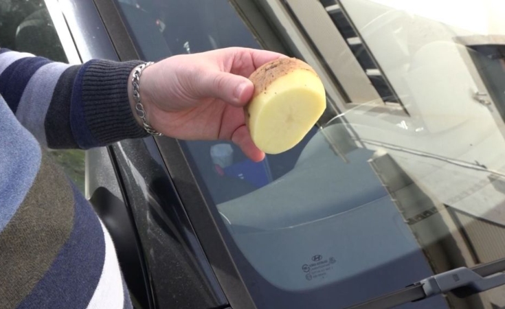 El genial truco de un ingeniero de la NASA cuando el parabrisas del coche  se empaña por el frío