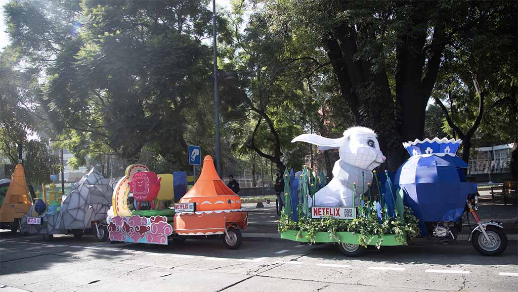 Desfile de los personajes Más allá de la luna por Reforma y la Roma 3