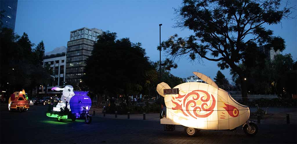 Desfile de los personajes Más allá de la luna por Reforma y la Roma 2