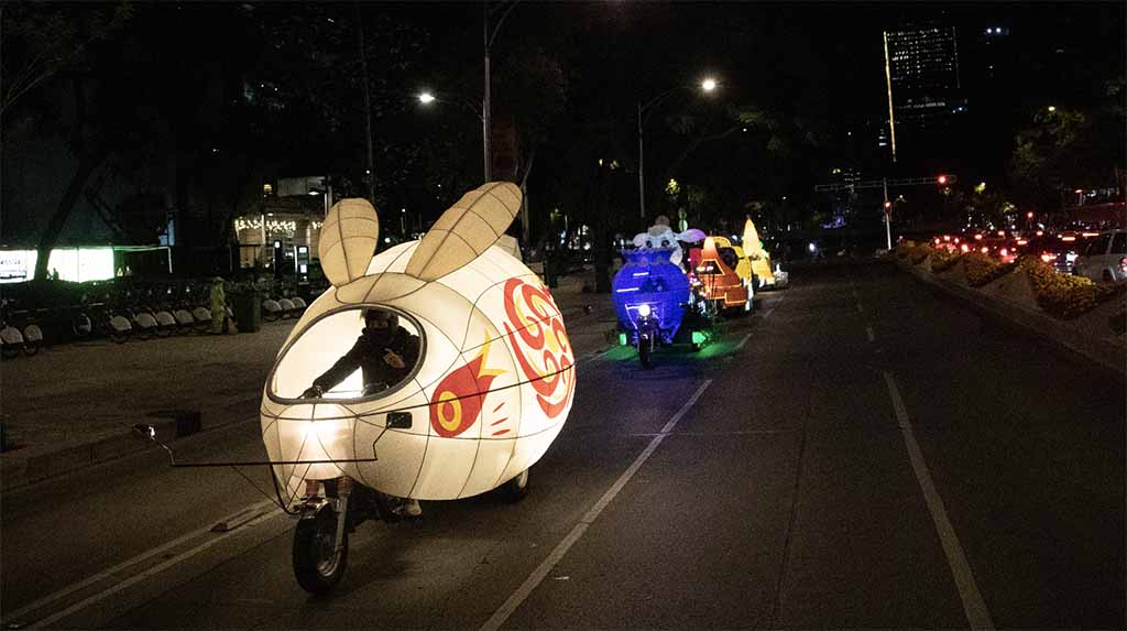 Desfile de los personajes Más allá de la luna por Reforma y la Roma 1