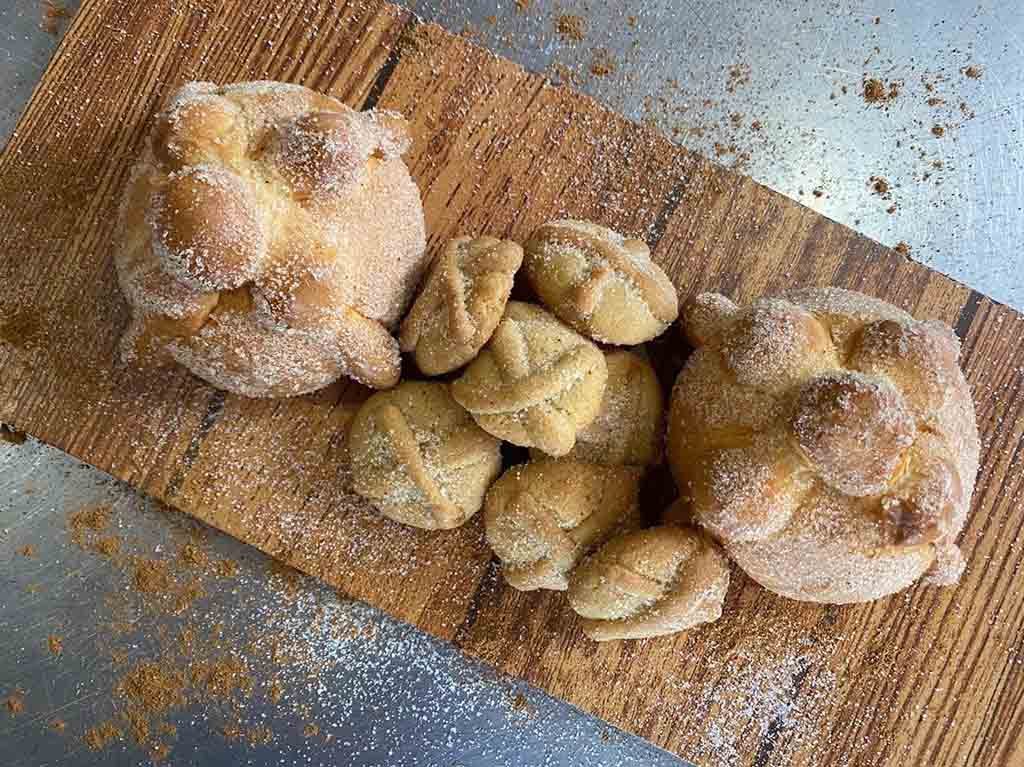 Galletas de pan de muerto de Lucias Bakery, el mejor postre de la temporada