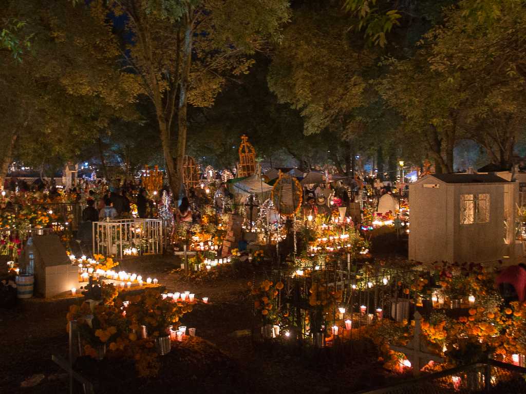  Noche de Muertos en Michoacán panteón