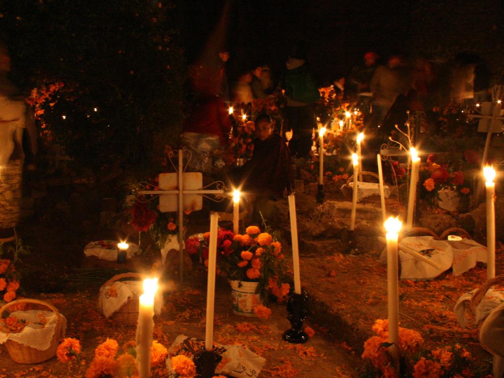  Noche de Muertos en Michoacán velas