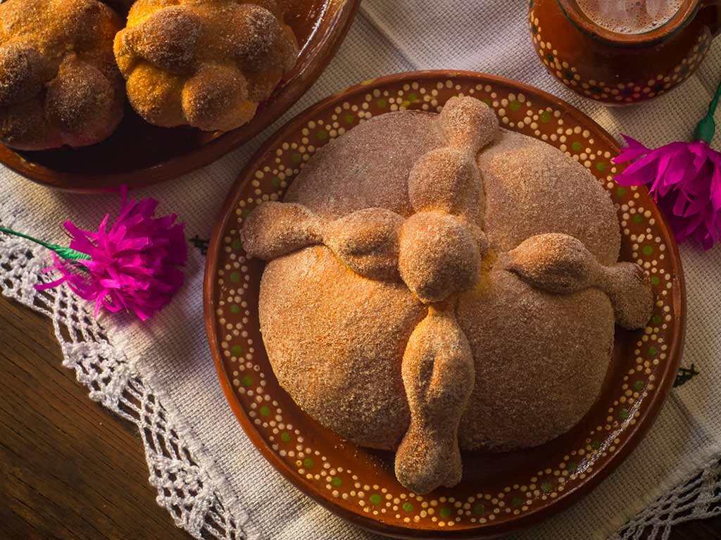pan-de-muerto-marmoleado-bisquets-obregon-pan-de-muerto-4-sabores-diferentes