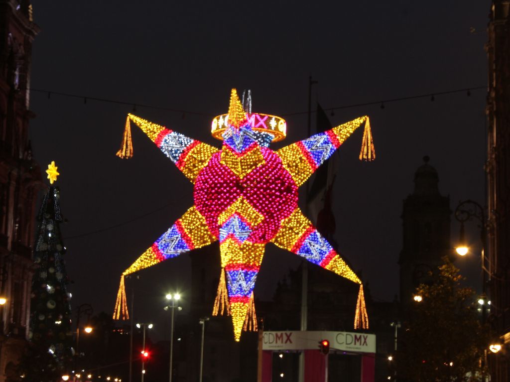 Llegaron los adornos navideños al Zócalo en CDMX