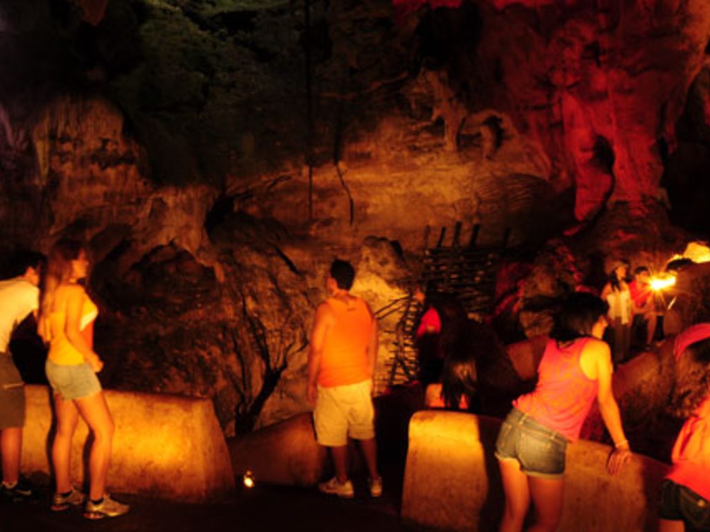 Grutas de Xtacumbilxuna’an turistas