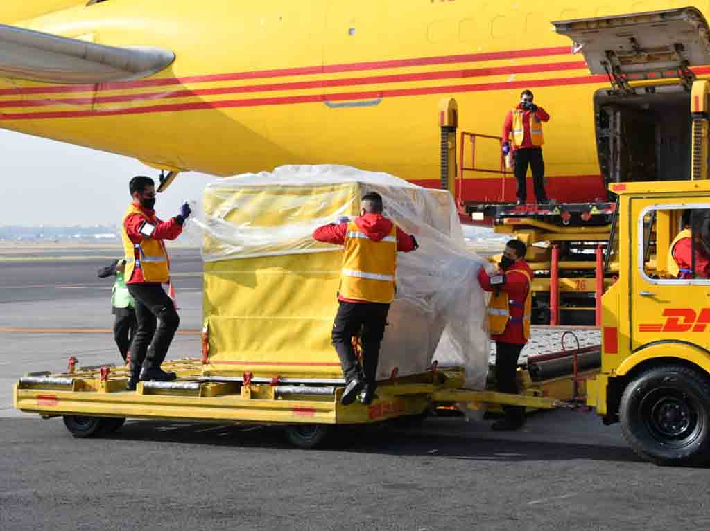 Aterriza avión con primer lote de vacunas. Vacunación empieza en Nochebuena