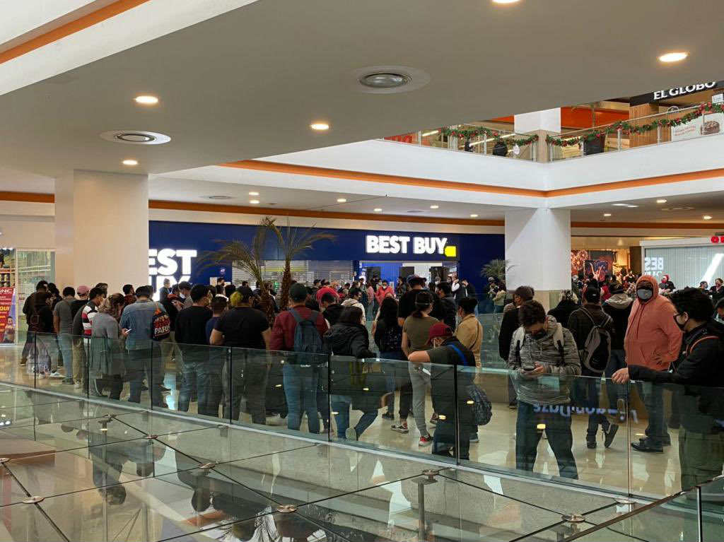 Cierre de Best Buy provoca caos tras filas enormes por sus remates